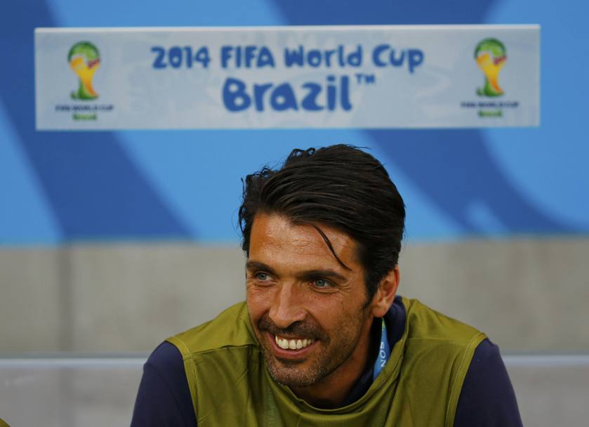 Buffon sorride in panchina: un infortunio alla caviglia gli ha impedito di giocare contro l&#39;Inghilterra. Reuters
